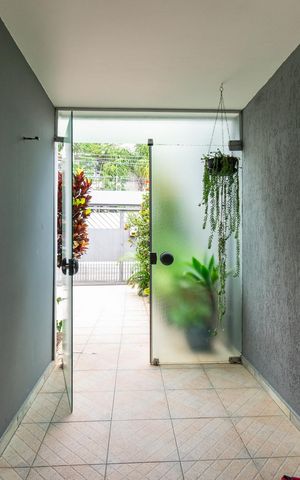 Casa à venda com 200m², 4 quartos e 3 vagas Casa à venda com 200m², 4 quartos e 3 vagasHall de entrada