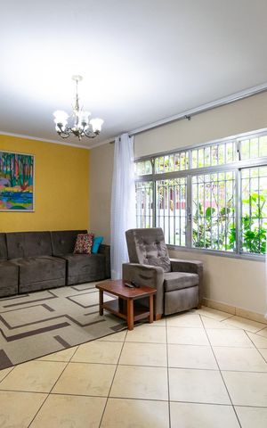 Casa à venda com 200m², 4 quartos e 3 vagas Casa à venda com 200m², 4 quartos e 3 vagasSala