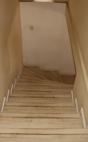 Casa à venda com 310m², 2 quartos e 2 vagasEscada