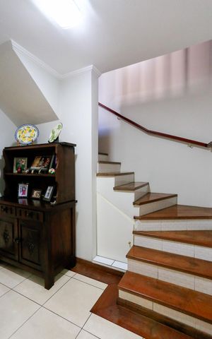 Casa à venda com 170m², 3 quartos e 3 vagas Casa à venda com 170m², 3 quartos e 3 vagasEscada