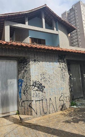Casa à venda com 650m², 5 quartos e 11 vagas Casa à venda com 650m², 5 quartos e 11 vagasFachada