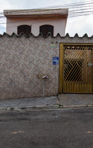 Casa à venda com 156m², 3 quartos e 5 vagas Casa à venda com 156m², 3 quartos e 5 vagasFachada