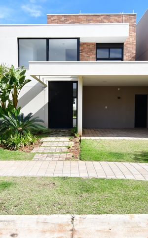 Casa de condomínio à venda com 230m², 3 quartos e 4 vagasFachada