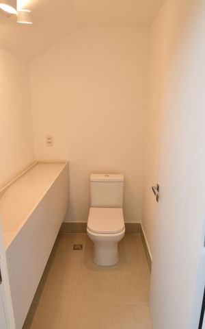 Casa de condomínio à venda com 230m², 3 quartos e 4 vagasLavabo