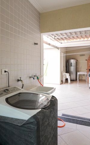 Casa à venda com 250m², 3 quartos e 3 vagas Casa à venda com 250m², 3 quartos e 3 vagasÁrea de Serviço e Churransqueira