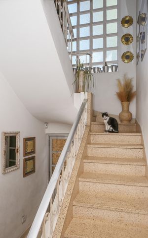 Casa à venda com 260m², 3 quartos e 3 vagas Casa à venda com 260m², 3 quartos e 3 vagasEntrada Lateral e escada