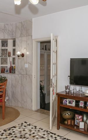 Casa à venda com 260m², 3 quartos e 3 vagas Casa à venda com 260m², 3 quartos e 3 vagasSala