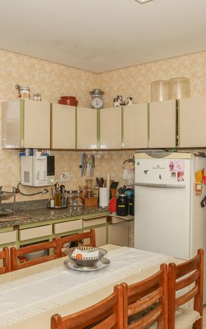 Casa à venda com 260m², 3 quartos e 3 vagas Casa à venda com 260m², 3 quartos e 3 vagasCozinha