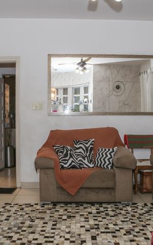Casa à venda com 260m², 3 quartos e 3 vagas Casa à venda com 260m², 3 quartos e 3 vagasSala