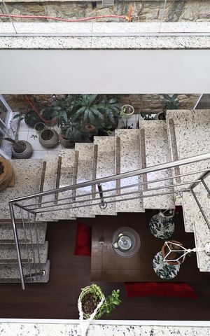 Casa à venda com 300m², 4 quartos e 3 vagasEscada