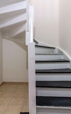 Casa à venda com 226m², 3 quartos e 1 vaga Casa à venda com 226m², 3 quartos e 1 vagaEscada