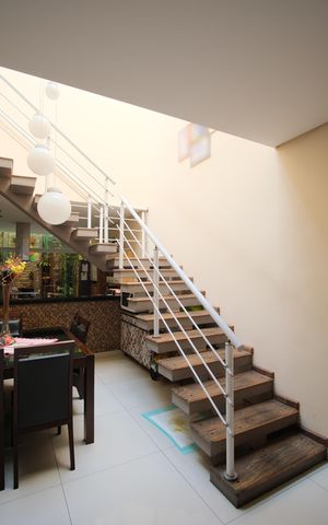 Casa à venda com 145m², 2 quartos e 2 vagasEscada