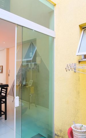 Casa à venda com 145m², 2 quartos e 2 vagasHall para escada da Área de Serviço