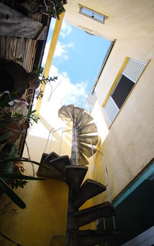 Casa à venda com 145m², 2 quartos e 2 vagasHall para escada da Área de Serviço