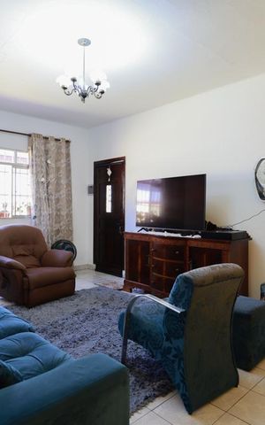 Casa à venda com 212m², 4 quartos e 13 vagas Casa à venda com 212m², 4 quartos e 13 vagasCasa 1 - Sala de estar