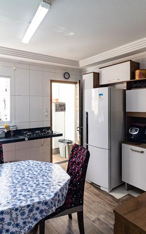 Casa à venda com 300m², 4 quartos e 6 vagas Casa à venda com 300m², 4 quartos e 6 vagasCozinha da Casa 1