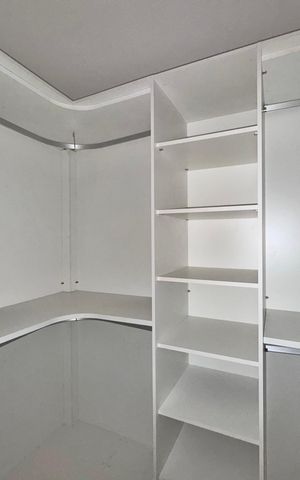 Casa de condomínio à venda com 662m², 4 quartos e 2 vagas Casa de condomínio à venda com 662m², 4 quartos e 2 vagasCloset - Suíte 1