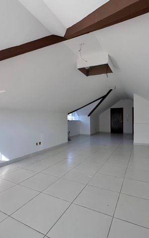 Casa de condomínio à venda com 662m², 4 quartos e 2 vagas Casa de condomínio à venda com 662m², 4 quartos e 2 vagasSótão