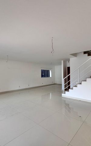 Casa de condomínio à venda com 662m², 4 quartos e 2 vagas Casa de condomínio à venda com 662m², 4 quartos e 2 vagasSala