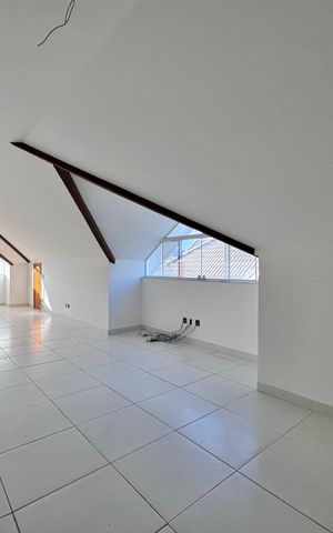 Casa de condomínio à venda com 662m², 4 quartos e 2 vagas Casa de condomínio à venda com 662m², 4 quartos e 2 vagasSótão