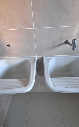 Casa de condomínio à venda com 662m², 4 quartos e 2 vagas Casa de condomínio à venda com 662m², 4 quartos e 2 vagasÁrea de Serviço