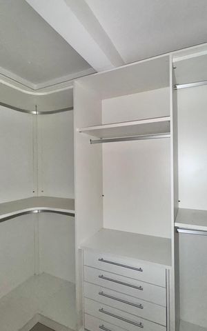 Casa de condomínio à venda com 662m², 4 quartos e 2 vagas Casa de condomínio à venda com 662m², 4 quartos e 2 vagasCloset - Suíte 1
