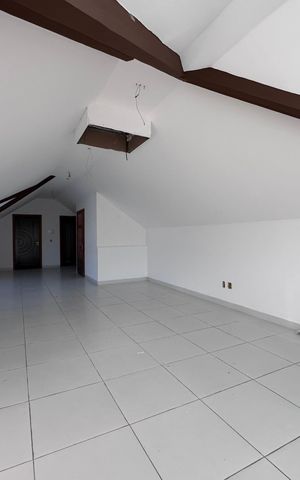 Casa de condomínio à venda com 662m², 4 quartos e 2 vagas Casa de condomínio à venda com 662m², 4 quartos e 2 vagasSótão