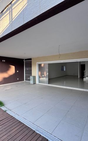 Casa de condomínio à venda com 662m², 4 quartos e 2 vagas Casa de condomínio à venda com 662m², 4 quartos e 2 vagasÁrea externa