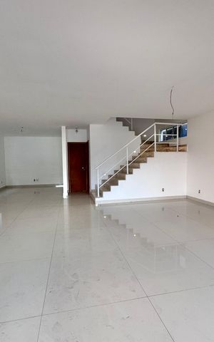 Casa de condomínio à venda com 662m², 4 quartos e 2 vagas Casa de condomínio à venda com 662m², 4 quartos e 2 vagasSala