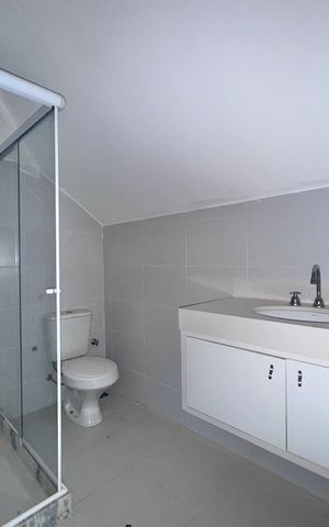 Casa de condomínio à venda com 662m², 4 quartos e 2 vagas Casa de condomínio à venda com 662m², 4 quartos e 2 vagasSótão - Banheiro