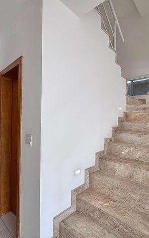 Casa de condomínio à venda com 662m², 4 quartos e 2 vagas Casa de condomínio à venda com 662m², 4 quartos e 2 vagasSala