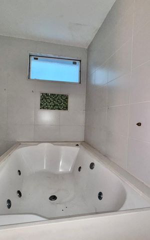 Casa de condomínio à venda com 662m², 4 quartos e 2 vagas Casa de condomínio à venda com 662m², 4 quartos e 2 vagasSuíte 1 - Banheiro