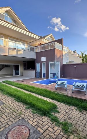 Casa de condomínio à venda com 662m², 4 quartos e 2 vagas Casa de condomínio à venda com 662m², 4 quartos e 2 vagasÁrea externa