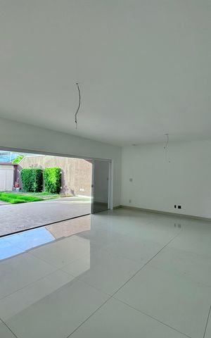 Casa de condomínio à venda com 662m², 4 quartos e 2 vagas Casa de condomínio à venda com 662m², 4 quartos e 2 vagasSala