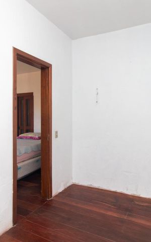Casa à venda com 300m², 5 quartos e 4 vagas Casa à venda com 300m², 5 quartos e 4 vagasSuíte