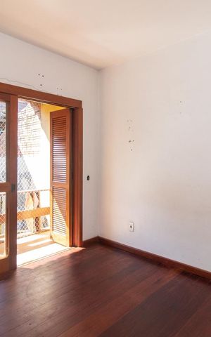 Casa à venda com 300m², 5 quartos e 4 vagas Casa à venda com 300m², 5 quartos e 4 vagasQuarto 2