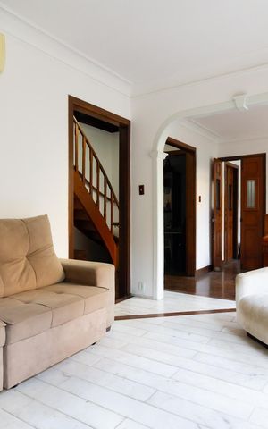 Casa à venda com 190m², 4 quartos e 2 vagas Casa à venda com 190m², 4 quartos e 2 vagasSala