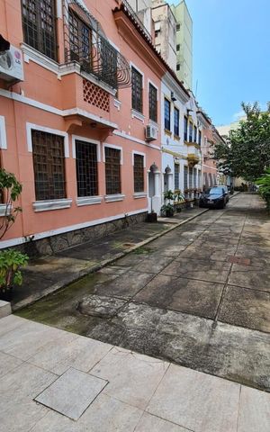 Casa à venda com 190m², 4 quartos e 2 vagas Casa à venda com 190m², 4 quartos e 2 vagasFachada