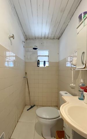 Casa à venda com 300m², 5 quartos e 3 vagas Casa à venda com 300m², 5 quartos e 3 vagasCasa 2 - Banheiro social