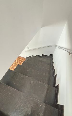 Casa à venda com 112m², 3 quartos e 2 vagas Casa à venda com 112m², 3 quartos e 2 vagasEscada