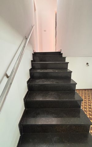 Casa à venda com 112m², 3 quartos e 2 vagas Casa à venda com 112m², 3 quartos e 2 vagasEscada