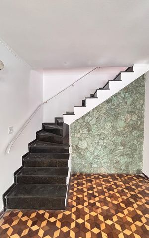 Casa à venda com 112m², 3 quartos e 2 vagas Casa à venda com 112m², 3 quartos e 2 vagasSala