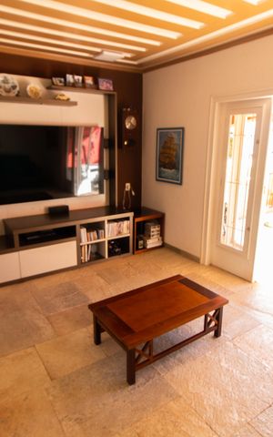 Casa à venda com 332m², 3 quartos e 6 vagas Casa à venda com 332m², 3 quartos e 6 vagasSala