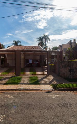 Casa à venda com 332m², 3 quartos e 6 vagas Casa à venda com 332m², 3 quartos e 6 vagasFachada