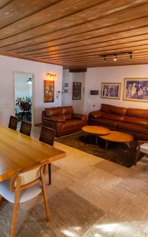 Casa à venda com 332m², 3 quartos e 6 vagas Casa à venda com 332m², 3 quartos e 6 vagasSala