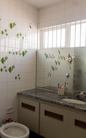 Casa à venda com 332m², 3 quartos e 6 vagas Casa à venda com 332m², 3 quartos e 6 vagasBanheiro Suíte 2