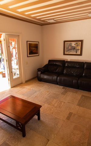 Casa à venda com 332m², 3 quartos e 6 vagas Casa à venda com 332m², 3 quartos e 6 vagasSala