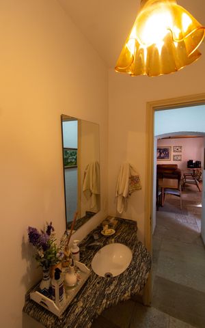 Casa à venda com 332m², 3 quartos e 6 vagas Casa à venda com 332m², 3 quartos e 6 vagasLavabo