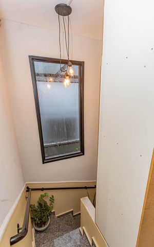 Casa à venda com 110m², 2 quartos e 2 vagasEscada