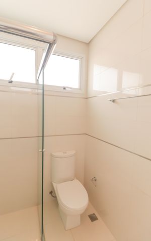 Casa de condomínio à venda com 410m², 4 quartos e 5 vagas Casa de condomínio à venda com 410m², 4 quartos e 5 vagasBanheiro Suíte 3